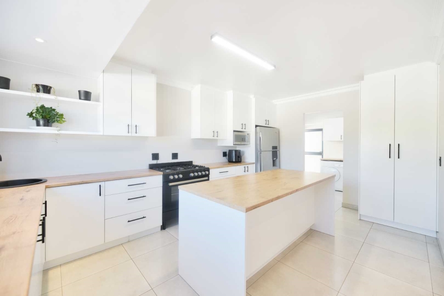 9 Bedroom Property for Sale in Westcliff Western Cape